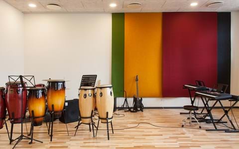 fraster, filt, felt cover, rumafskærmning, roomdivider, akustik, uld filt, inspiration, design, indretning, afskærmning, filtgardin, anne trolles skole